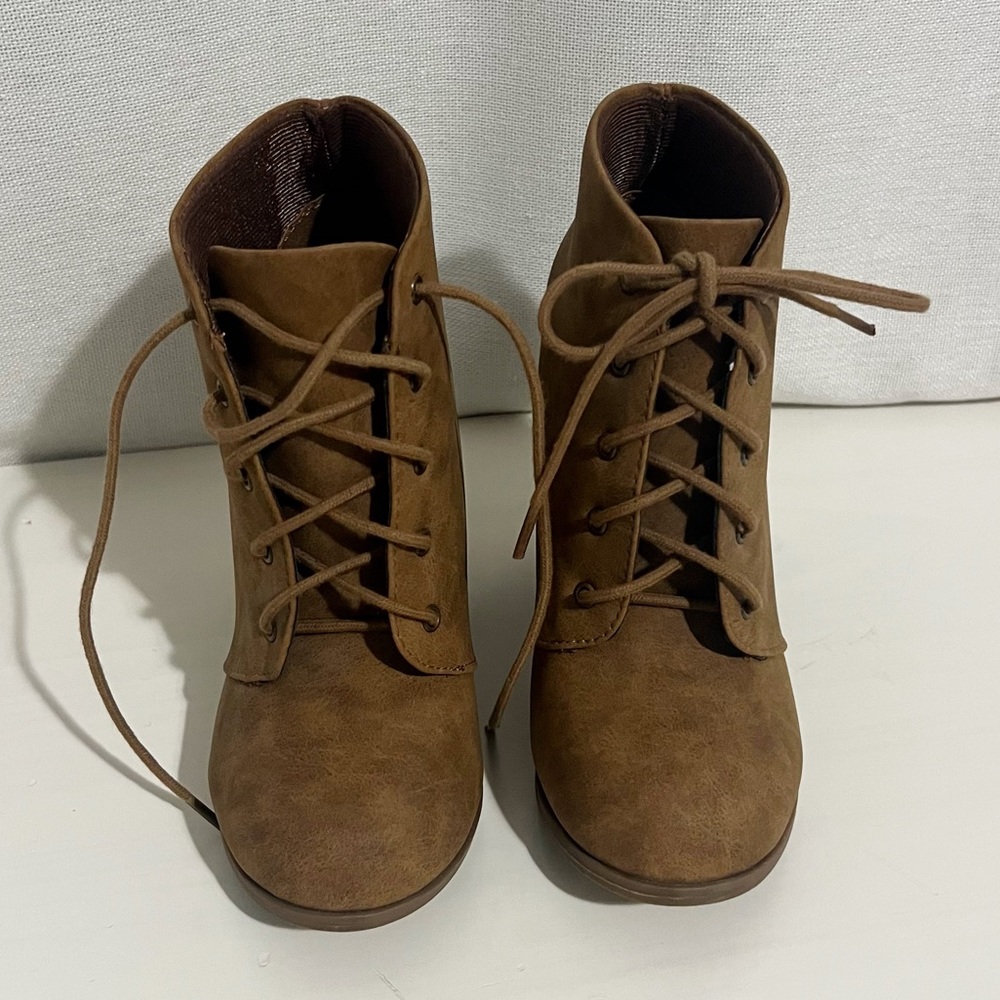 CHESTNUT/LIGHT BROWN FALL BOOTIES SIZE 5.5!!